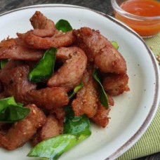 หมูหลบแดด (Fried Pork with Coriander Seed) 190 กรัม จำนวน 3 เสิร์ฟ ต่อ แพค