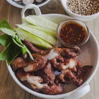 หมูทอดกระเทียมพริกไทย (Garlic Pepper Pork) 200 กรัม จำนวน 3 เสิร์ฟ ต่อ แพค 