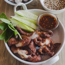 หมูทอดกระเทียมพริกไทย (Garlic Pepper Pork) 200 กรัม จำนวน 3 เสิร์ฟ ต่อ แพค 